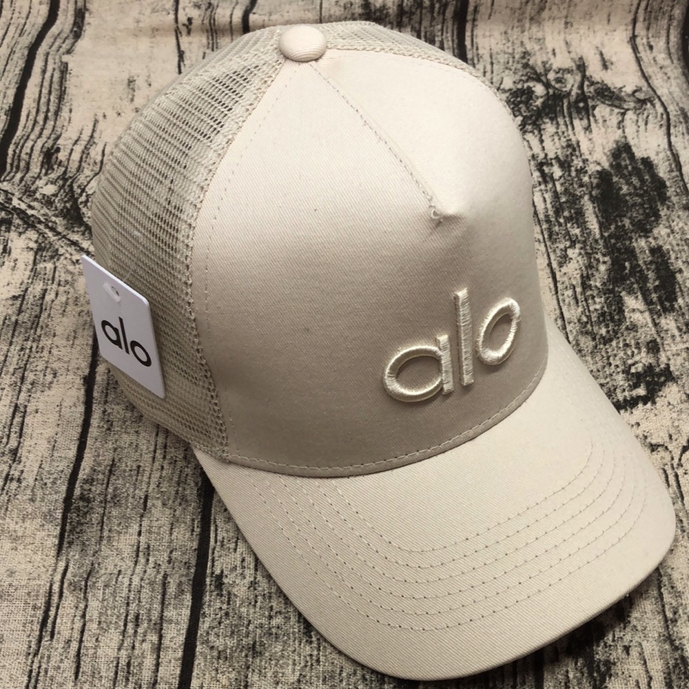 Alo Yoga Off-Duty Baseball Cap - Cream - Adjustable Fit - New with Tags